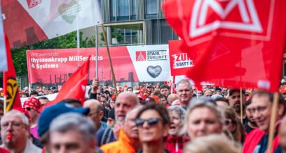 Demo vor Thyssenkrupp-Zentrale - Thyssenkrupp Steel Beschäftigte protestieren gegen Teilverkauf
