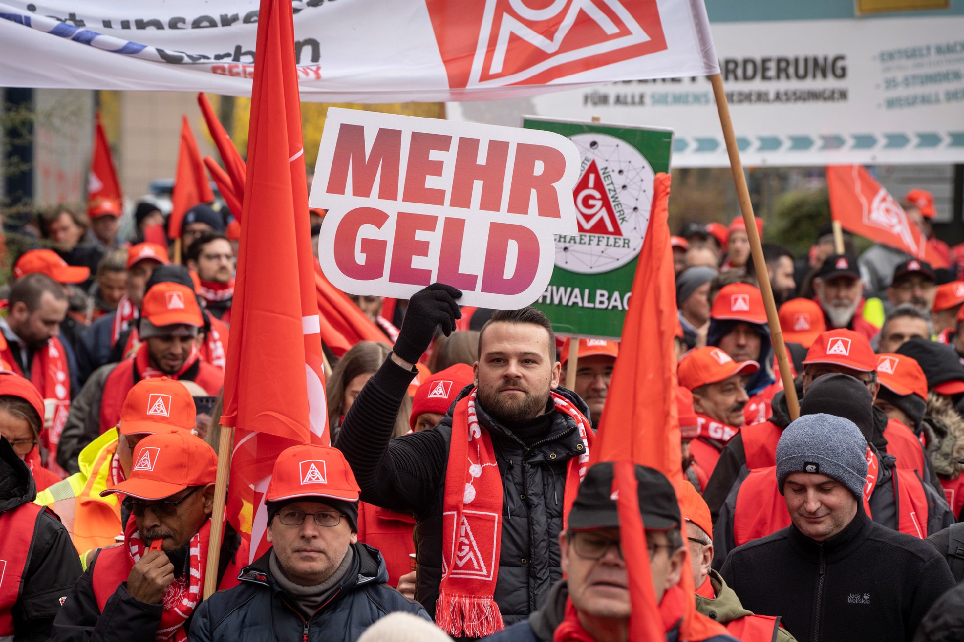 Verhandlungsergebnis Metall und Elektro 2024 Mehr Geld, 140 Euro mehr